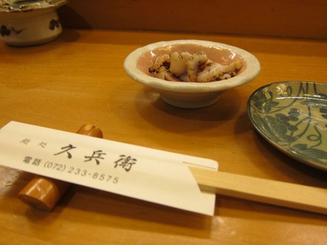 12月もあっという間に20日。<br /><br />まだまだ仕事が多く残っているのでもうお先真っ暗。<br /><br />と、いうわけで?また鮨。<br /><br />↑ 最近いつもこんな書出しだな。。。<br /><br />今日のベストメニューはまるでヒラメの刺身並みに分厚いトラフグの「てっさ」。<br /><br />大将曰く薄く切れないからとか(笑)<br /><br />薄いてっさを数枚つまんで食べるのも旨いが分厚いのを食べるのもそれぞれに良さがある。<br /><br />豪快なてっさとヒレ酒を楽しませて頂いた。<br /><br />さて、また仕事頑張ろっっ。