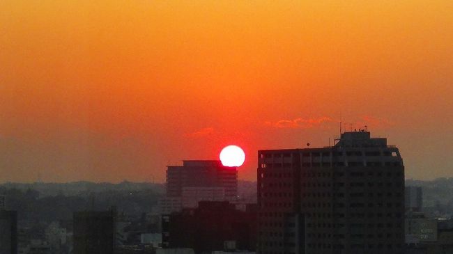 チェック・インしたのが15時半。予約は16時にしてありました。<br /><br />クラッシックなホテルで驚いた事が3っあります。<br /><br />①地下駐車場の通行が日本の人は右で車は左ではなく、アメリカ方式の車が右側通行でした。何故でしょうか。<br />マッカーサー元帥が滞在していた時ならいざ知らず、タワーの地下駐車場はその後に出来たものと思われるのに。<br /><br />②部屋の窓のカーテン・・・ベットの頭元にあるスイッチで開閉する仕組み。始めての経験です。<br />部屋は15階のエグゼクティブ・ツイン(MM側限定)食事ナシ禁煙。手で開け閉めするのに慣れていて、不便この上ない電動式。写真あり。<br /><br />③EV 15階以上の階のボタンは、部屋のキーを差しこまなければスイッチを押しても、無反応。<br />部屋のキーがなければ15階以上へは行けない。<br />EV自体の機能として、キーを差しこまなければ動かないのは、アメリカなどで防犯の関係から何回も経験があるが、これは防犯には役立たない。単なるステータスシンボルだけの様で面倒。写真あり。<br /><br />部屋の設備や広さは一般のシティホテルと変わらない。ベットの大きさも変わらない。<br /><br />写真は、窓から見た夕陽。ギリギリ撮影できる方角でした。