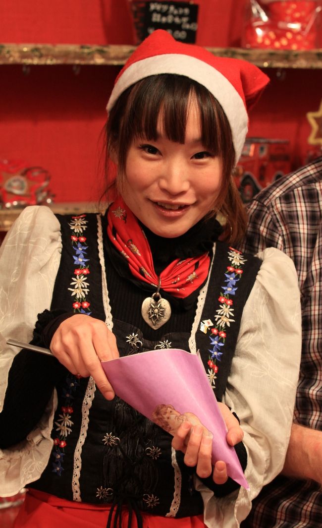 今年も新梅田シティ(梅田スカイビル)のドイツクリスマスマーケットへ行ってきました。<br /><br /><br />◎ ドイツクリスマスマーケット大阪2011<br /><br />期間 11月18日〜12月25日<br />時間 月〜木 12:00〜21:00<br /> 金 12:00〜22:00<br /> 土日祝 11:00〜22:00<br />入場料 無料<br />場所 新梅田シティ・ワンダースクエア<br />