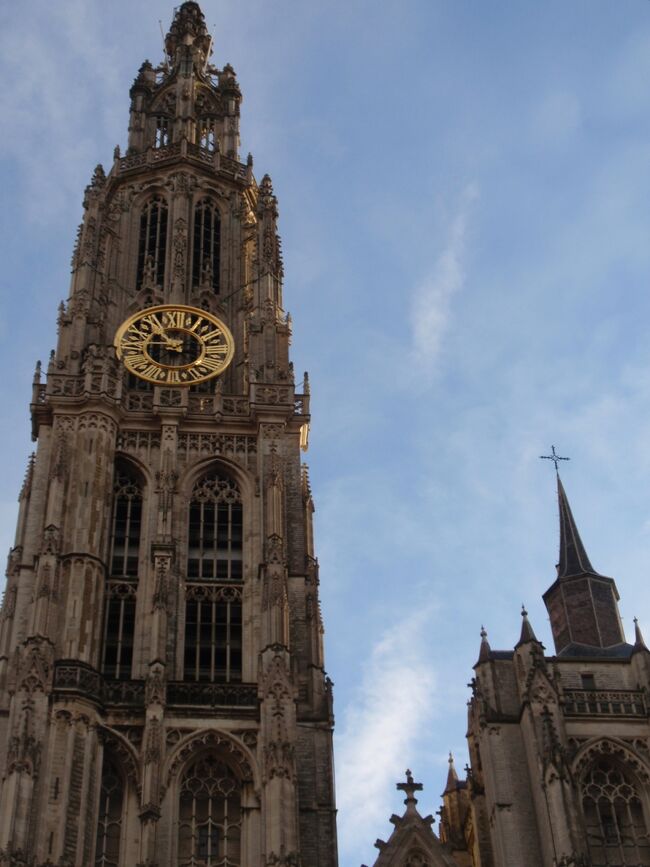 ♯2023年10月　ベルギー旅行時に、アントワープ市のノートルダム大聖堂に<br />行ってきました。（12年振りです）<br /><br />＃2011年12月に初めて、アントワープ市のノートルダム大聖堂を訪れた。<br />大聖堂は12世紀に建てられた聖堂を前身として、170年の歳月をかけて建設されました。ベルギーで最も大きなゴシック聖堂です。<br />アントワープのノートルダム大聖堂には、「フランダースの犬」物語主人公のネロが観たいと願っていた、巨匠画家ルーベンスの祭壇画を堪能できます。<br /><br />＊秘宝とされているのは、ルーベンスの最高傑作「キリストの降架」。他にも「キリストの昇架」「聖母被昇天」などの絵画傑作も見れる。<br /><br /><br /><br />