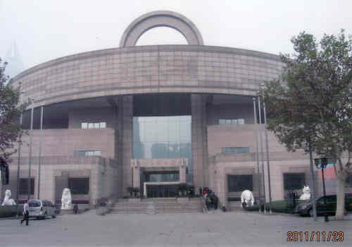 上海の中心地「人民広場」に一際目をひく円筒形の建物、上海博物館。展示品の充実ぶりは中国でトップクラス！「人民大道」を挟んだ北側には、上海市人民政府庁舎、上海城市規劃展示館、人民公園などがあります。上海博物館は、1〜4階に11の展示ルームを持ち、収蔵品の数は約12万点！新石器時代から近代までの幅広い国宝級の貴重な文化財も陳列されていて、なかでも青銅器、陶磁器、書画のコレクションは世界的にも有名な総合博物館です。<br />