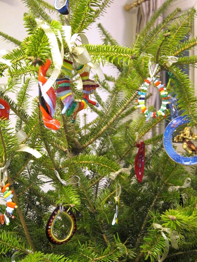 土曜の昼下がり山手西洋館「世界のクリスマス2011」めぐりをしてまりました。<br />山手111番館の次は少し外人墓地の通りを進んで山手234番館<br /><br />こちらのテーマ国はイタリア<br />『ベネチアガラスに彩られたクリスマス』が開催されていました。<br /><br />ベネチアガラスのオーナメントで飾られたクリスマスツリーと<br />2階を中心に展示されているクロスステッチの品々が見事でした！<br /><br /><br />＜山手西洋館世界のクリスマス2011＞<br />?.横浜市イギリス館 (テーマ国:イギリス)<br />?.山手111番館 (テーマ国:日本)<br />?.山手234番館 (テーマ国:イタリア)<br />?.エリスマン邸 (テーマ国:スウェーデン)<br />?.ベーリック・ホール (テーマ国:エストニア)<br />?.ブラフ18番館 (テーマ国:フランス)<br />?.外交官の家 (テーマ国:アイルランド)<br />?.山手68番館 (テーマ国:スイス)<br />