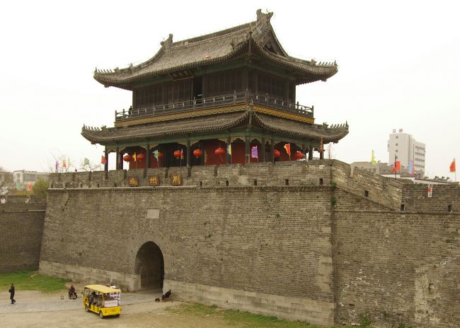 荊州博物館の最大の思い出は、あの屈原の姿を見たことでした。<br /><br />その博物館の次は、三国志にも登場してくる江陵城（本文では“荊州古城”で書いています）でした。<br />桂林でも「靖江王府」というお城を見ましたが、それは広い市域を囲む城郭の中でお殿様がいる場所としての“城（宮殿）”で、北京城の中の紫禁城のような城でした。<br />しかし、ここはちょっと違って、殿様がいる城はなくて、街を城壁で広く囲い込んだ「城郭都市」なのです。ここでは「靖江王府」のような宮殿はないのでした。<br /><br />ここは、あの曹操も周瑜も劉備も重視した土地、すなわち戦略的な価値のある土地だったのでした。三国志を読んだことのある人なら、一度は訪れたい江陵城はどんなところだったのか、江陵城の東側の門である、『東城門』を通してご紹介しますね。