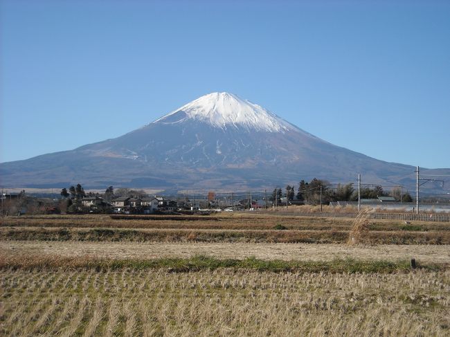 毎年恒例の忘年会に参加するため、元勤務先の先輩、同僚とマイカーで伊豆・大仁温泉の大仁ホテルに集まる。<br />本日は、天気がよく冬の澄んだ大気の中、少し積雪の富士山の姿を各地で眺める。<br />翌日は、４トラの会員であるJOSANがタイから一時帰国しているため、御殿場の別荘にて１１名での忘年オフ会（第４回）に参加する。<br />遠くは京都、名古屋から車で参加した方もおり、いろんなスタイルの海外の旅話に盛り上がりました。<br />今回の旅は、２日間連続の忘年会・ダブル・ヘッダーで中伊豆〜御殿場を巡り、冬空の富士山を眺めるドライブの小旅行でした。<br />例年１２月初旬〜中旬にかけては、天気も安定しており、富士山の眺望には最適の時期でしたので、各地から富士山の写真を撮る。<br />