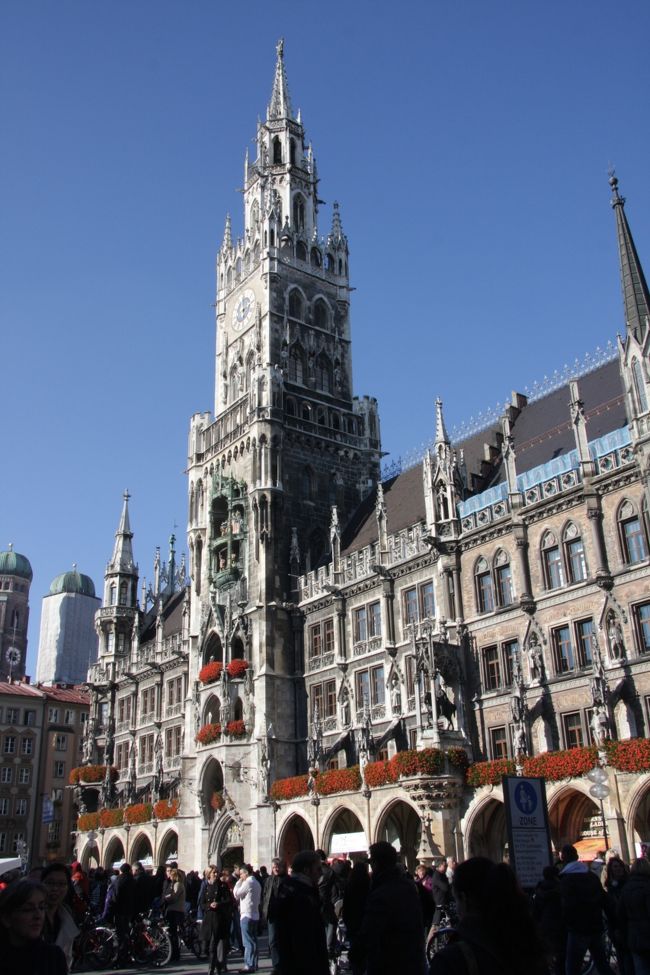 マリエン広場の新市庁舎　2011.10.22<br />Marienplatz and Neues Rathaus<br /><br />先に公開した「2011ヨーロッパ鉄道の旅12日間/概要」http://4travel.jp/traveler/810766/album/10617323/に続いて個別の都市ごとの旅日記に基づいた写真旅行記の連載を進めます。<br />第10回は正午直後に到着したミュンヘン中央駅とマリエン広場を中心とした新市庁舎、レジデンツ、カールス広場などの街歩きです。<br />自動車のエンジニアであった私はフランクフルトやシュトットガルト、ハイデルベルグなどは出張で何回か訪れたことはあるが、ミュンヘンは初めてです。<br />バイエルン州の州都ミュンヘンはBMWの本拠地でもありBMWミュージアムの見学も楽しみです。（12回に掲載）<br /><br />2011.10.22（土　Sat)<br />正午過ぎにミュンヘン中央駅に着き、構内のパン屋で美味しいホットドッグでランチしたり、私が好きな駅構内の風景を何枚も撮ったりした。<br />地下鉄乗り場へ行く途中でローテンブルグ行きの切符を買い、ホテルのある地下鉄(Sﾊﾞｰﾝ）ローゼンハイマー広場へ向かった。4駅12分ほどである。<br />駅からホテルまでは500ｍほどだが、歩道が石畳でキャスター・ケースを転がすのが大変で、途中からはアスファルトの車道を歩いた。<br />ノヴォテルはとなりのホリデイ・インほど巨大ではなく、団体の観光バスもなかったので落ち着いた雰囲気でよかった。<br />２時前にはチェックインができ、ようやく落ち着けた。<br />フロントでミュンヘンの観光地図をもらい、市の中心部までは歩いても15分で行けると教わった。<br /><br />一休みしてカメラを入れたリュック姿で徒歩で中心部のマリエン広場を目指した。土曜の午後とあって中心部はどこも混雑しており、まるで祭りか初詣のようだった。私は賑やかなところが大好きなのでウキウキ気分で歩き回った。午後の陽を受けた新市庁舎のネオ・ゴシック建築は圧倒されるような豪華さ・美しさだ。<br />そのあとはレジデンツ前のマックス・ヨーゼフ広場、カールス広場などを巡り、帰りは地下鉄でローゼンハイマー広場へ戻った。<br />ホテルへの帰路、よさそうなレストランを見つけ、あとで食べに来るからと告げたが、ホテルへ戻ると疲れを感じホテル内での夕食とした。お奨めのヴァイツェンビアWeizenbierを味わった。<br /><br />撮影　CANON EOS40D EF-S17/85,EF-S 55/250<br />参考資料<br />ブルーガイド　わがまま歩き14　ドイツ<br />CITY MAP Munich Published by MPM Marketing and the City of Munich Tourist Office<br /><br />旅行記2011①～⑨は前記の概要編http://4travel.jp/traveler/810766/album/10617323/にURLの記載(ﾘﾝｸ）があります。<br /><br />第10回公開　2012.1.14　<br />毎週土曜日に新編公開予定「土曜旅画劇場」（入場無料）<br /><br />お気に入りブログ投票（クリック）お願い<br />http://blog.with2.net/link.php?1581210