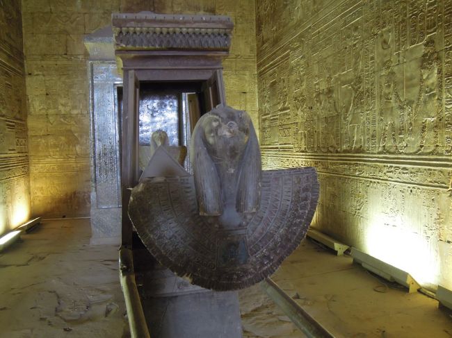 ハヤブサの神ホルスを祭る神殿は基本に忠実に造られている。中庭のホルス像はエジプト一美しい。至聖所には船型の神輿が再現されている。