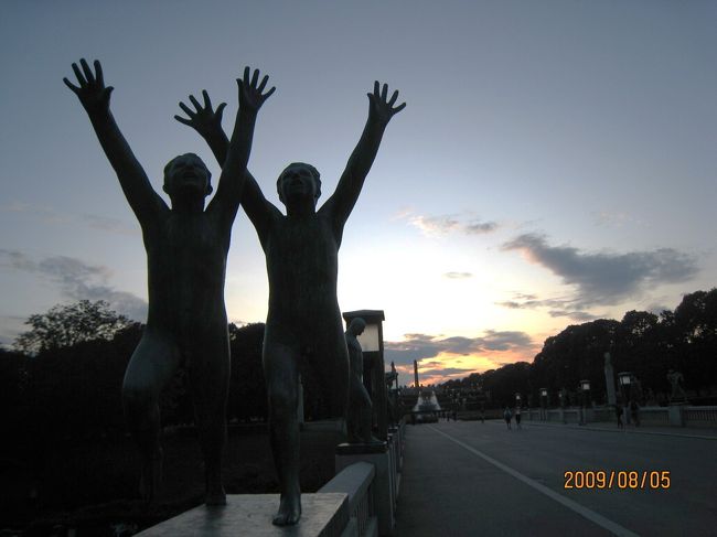 エアフラに乗り、パリからオスロへ。<br /><br /><br />まず最初に向かったのはヴィーゲラン彫刻公園（フログネル公園）です。