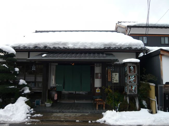 関西に来てから、おいしいそばを食べた記憶がなく無性にそばを食べたくなって、桃鉄で有名な関西唯一のそばどころ出石へ。<br /><br />出石でも有名なそば庄で皿そばを食べましたが、関東にある無名のそば屋にも及ばないレベルそばでした。<br />値段も関東なら６５０円程度のそばが、１５００円くらいしますので、関西でどうしてもどうしてもそばを食べたいと思った時以外はオススメできません。<br />つなぎの小麦粉とそばの混ぜ方がなんかいまいちでした。