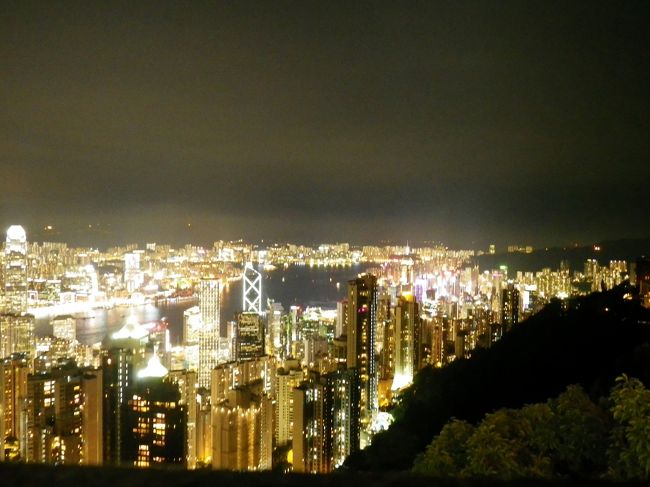 誘惑のマカオから魅惑の香港へ移動。<br />景色よし、飯うまし、夜景よし、買い物よしで最高!<br />ただ、男2人でいくところではなかったような…。<br /><br />最終日がお土産探しと移動のみのため、2日分をまとめて書きます。
