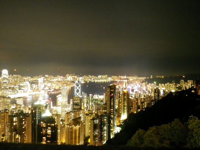 誘惑のマカオから魅惑の香港へ移動。<br />景色よし、飯うまし、夜景よし、買い物よしで最高！<br />ただ、男２人でいくところではなかったような…。<br /><br />最終日がお土産探しと移動のみのため、２日分をまとめて書きます。