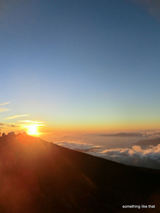 ハレアカラという名はハワイ語で「太陽の家」 (&quot;house of the sun&quot;) を意味しており、地元の言い伝えによると、半神半人のマウイが1日を長くするため、太陽をここに閉じ込めたという。－Wikipediaより。<br /><br />ここの魅力は何と言っても２時間程度のドライブで、雲の上の世界に出れること。その独特の世界。雲海に沈む夕日。<br /><br />