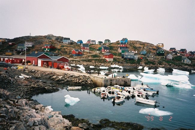 前年（1998年）のアイスランド旅行の時に、日帰りや１泊でグリーンランドへ行けるツアーがあることを知り、気づいた時には日程的に行くことができず、どうしてもグリーンランドへ行ってみたくって、翌年（1999年）に再びアイスランドを訪れ、そこからグリーンランド・Kulusuk（クルスク）への１泊旅行に出かけました。<br /><br />※フィルムカメラで撮影したものを、フジカラーＣＤにしてもらった画像です。