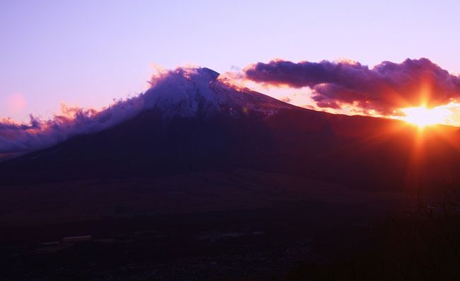 2011年締めくくりに富士山の写真を撮りに行って来ました。<br /><br />山に登って、富士山の姿が綺麗なところと言うことで、<br />眼下に忍野村が広がる杓子山1598ｍに夕方登って来ました。<br /><br />天気さえ良ければ、頂上にテントを張って朝焼けに染まる<br />富士山の写真をと考えたのですが、雲が多いとの予報でした<br />ので、撮り終えた後、ヘッドランプで下って来ました。<br /><br />今年の富士山はこの時期としては雪がとても少ないので、<br />写真撮りには又改めてと考えています。