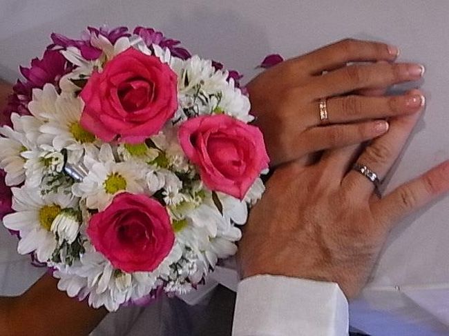 2010年10月にネットで知り合い、11月にマニラで会ったフィリピーナと結婚するため、2011年の3月に彼女の家族に会いに行き、7月にマニラの日本総領事館で「婚姻用件具備証明書(独身証明)」をもらい、ロハス市役所に「婚姻許可証」の申請をしました。<br /> 通常は婚姻許可証の発行までの10日間を現地で待って結婚式を挙げるのですが、私は日本の家族を連れて行きたかったので、9月の3連休に挙式だけの2泊3日で高3の息子とあわただしく渡比しました。<br /> その日に国内線に乗り継ぎするために、成田からフィリピン航空にしました。最初は18才の娘も一緒に行くはずだったので3名で252,420円でしたが、パスポート申請の段階で「やっぱり行きたくない」と。。。(~_~;)<br /> 式場は彼女の住むパナイ島のロハス市のホテルです。そして挙式当日にマニラに戻って2次会をしますので、2泊3日で帰国するには、ロハス空港では便が少なく不可能なので、少し離れたカリボ空港から車移動になりました。<br /> フィリピン航空なら同じターミナル2から国際線と国内線を利用できて乗り継ぎが便利です。<br /> 09/23(金) PR431 成田09:30→マニラ13:10 / PR325 マニラ16:30→カリボ18:00 車でロハスへ、ロハス「ラ・ハシエンダ・グランデ・ホテル」泊<br /> 09/24(土) 11時から挙式 余裕を見て15時にカリボへ向けて車で移動…の予定だったが、何故か13時半には車を呼んでいた。(^^ゞ PR326 カリボ18:00→マニラ19:00 マニラで2次会、マニラ「シティ・ガーデン・スイーツ」泊<br /> 09/25(日) 午前中買い物。PR432 マニラ14:30→成田19:55<br /><br /> 式の費用は、ロハスのホテルのホールでのパーティ(50名)が2万ペソ+豚の丸焼き+ケーキ+ドレス他=8万円(全額私が負担)。マニラの2次会はエルミタ地区のカウボーイグリルマビニ店で30名で約2万円(こちらは会費制)。と、格安でできました。