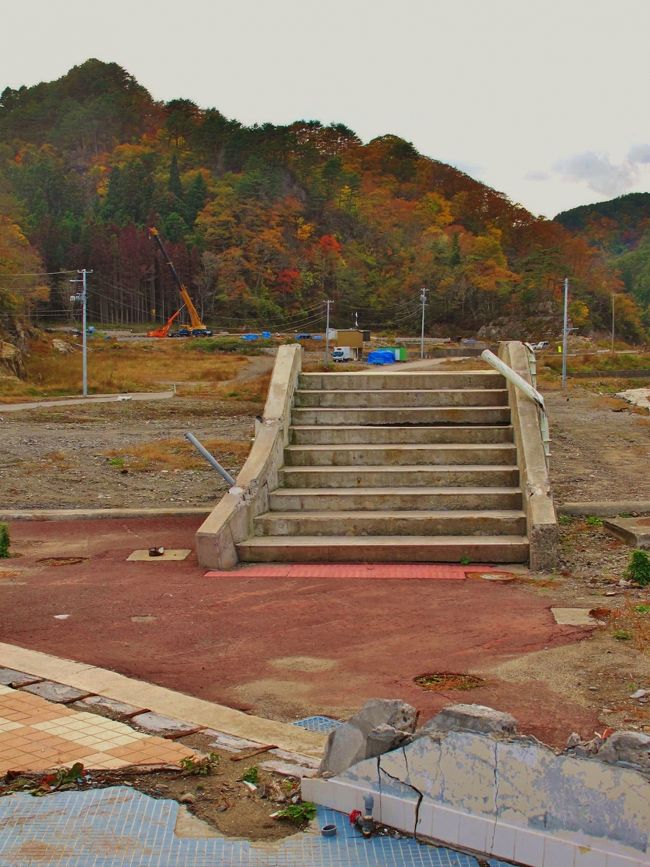 田野畑村（たのはたむら）は、岩手県下閉伊郡にある、太平洋に面した村。<br /><br />2011年（平成23年）3月11日 ：マグニチュード9.0の東北地方太平洋沖地震が発生。震度4にとどまった田野畑村であったが、この地震が引き起こした大津波によって被災し、死者・行方不明者40人を出した。 <br />村域にある島越駅（三陸鉄道北リアス線）は高さ約10mの鉄筋コンクリート製橋梁の上に設けられた高架駅であったが、津波に呑み込まれて駅舎・プラットホーム・線路が全て流失。橋脚の一部の残骸を残すのみとなった。<br />人口約4,200人の1割にあたる約400人が漁業関係の就労者で、漁師180人のうち60歳以上が約80人という田野畑村であるが、漁船565隻中の512隻、漁協事務所、魚市場、養殖施設などが流失し、漁業関係の被害額だけで村の財政規模の約2倍にあたる76億円と推算されることから、自力での復興は困難と考えられる（4月21日の取材）。<br />4月9日 ：この時点で田野畑村は、住宅約200棟全壊。死者14人、行方不明者25人、避難者347人。<br />（フリー百科事典『ウィキペディア（Wikipedia）』より引用）<br /><br />田野畑村については・・<br />http://www.vill.tanohata.iwate.jp/<br />http://tanohata.com/<br /><br />田野畑村の被災状況については・・<br />http://www.youtube.com/watch?v=zCUE2urJiIU　(動画)<br /><br />　■津波語り部ガイドと歩く被災地「田野畑」<br />1 東京駅(7:56発)-【新幹線】 --盛岡駅--田野畑【東日本大震災の津波被害を受けた三陸沿岸の漁村。「津波体験語り部ガイド」と被災地を視察。高さ２００ｍもの断崖が続く景勝地「北山崎」も見物】--八戸(泊）<br />宿泊 ：ダイワロイネットホテル八戸  <br /> <br />