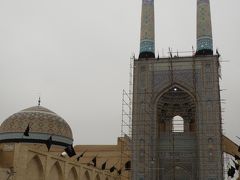 IRAN 11 Yazd　旧市街散策　ｱｰｼｭﾗｰ会場でﾁｬｲのはしご