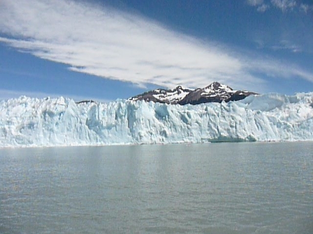 いよいよ今回のアルゼンチン旅行のハイライト、ペリト・モレノ氷河ツアーに行って来ました！<br />永年、家内が「パタゴニアの氷河！」と騒いできた処に漸く行く事が出来ました。<br />ガイドブック等に「夏でも寒さ対策」「以外と寒い氷河上を下降してくる冷気」などと再三強調される事から、防風、防寒対策は怠り無く準備して来ましたが、氷河から反射してくる強い紫外線対策について注意を喚起したガイドブック、記事は殆ど見たことがありませんでした。<br />ほぼ唯一露出した顔は常に「何時起こるか判らない氷河の崩落」にジッと向けられている訳ですし・・氷河からの紫外線の反射について一般的な注意喚起をする程には各ガイドブックもしっかりとした取材をしていないのかも知れません。（時間的制約で駈足取材でしょうし・・）<br />美しい氷河や風景の写真をゲップが出るほど掲載しますが、氷河焼けでスキー場の雪焼けよりも酷いSun Burnになった私の顔をお見せできないのが残念です。まるでヒマラヤに登山した様な顔になりました。<br />イグアスの滝観光やブエノスアイレス観光時の日焼け対策として用意したSPF80の日焼け止めクリームはブエノスアイレスのホテルに預けたスーツケースの中に入れたまま・・・家内と2人大変な日焼けで真っ赤な顔になってしまいました。（家内はそれでも多少の日焼け止めを使っていた様でかなりましですが・・）<br />当然2日後にしっかりと一皮剥けて、ブエノスアイレスの街を情けない剥げちょびの顔で出歩く羽目に・・。<br />美しいもの（氷河）にはしっかりトゲがあると思い知らされました。