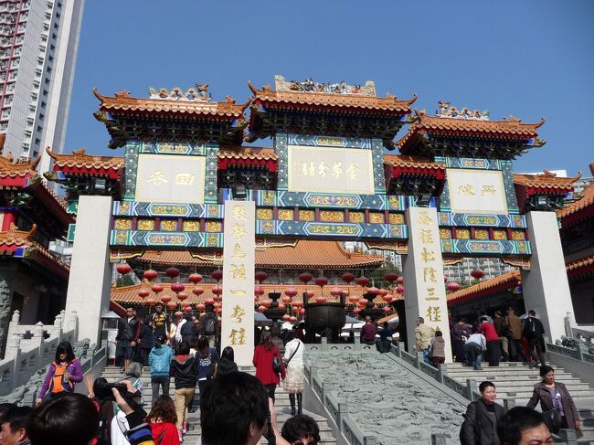 1月1日、初詣でに黄大仙へ行きました。MTR 黄大仙下車すぐ。<br />中国圏では旧正月がメインです。香港人にとっても今日は単なる祭日の感覚ですので、そんなに人は多くないかなと思っていましたら、大変な人波でした。