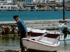 憧れの地ギリシャへδ　真昼の太陽に白く輝く町＜ミコノス島?＞