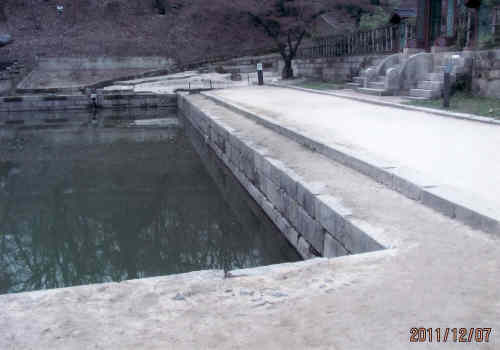 秘苑（ピウォン）後苑（フウォン）といい、朝鮮第３代王、太宗５年（1405年）昌徳宮の創建時に宮殿の庭園として造られました。ここで王や王妃が余暇を楽しんだり、勉強をしたりしていました。