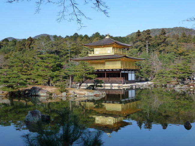 あけましておめでとうございます。<br /><br />我が家の初詣はかなり以前から京都と決まっていて、数年前からは最初の参拝は上賀茂神社と決めてます。<br />なーんでか？・・・ま、ゲン担ぎなんですが、今年も元旦に早起きをして京都に車を走らせました。<br />昨年は雪景色の京都でしたが今年はかなり暖かかったです。<br /><br />上賀茂神社の後は例年行き先が違うのですけれど、今年は金運に恵まれますように・・という欲深さから(笑)、金閣寺を選んでみました♪←注)金閣寺は金運を掲げているお寺さんではないので念の為。<br /><br />珍しくポカポカの元旦だった京都の初詣記です。<br /><br />本年もどうぞよろしくお願い致しますm(__)m<br />