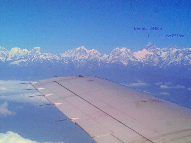 カトマンズで体調を崩し陸路の長距離移動は無理になった。<br /><br />飛行機でインドのシリグリに近いＢＨＡＤＲＨＰＵＲへ飛ぶことにした。<br /><br />カトマンズは晴れたり曇ったりのはっきりしない天気。<br />しかし幸運なことに雲を抜けると白い雪を纏った峰々が微笑むような姿で連なっていた。<br /><br />定期便ながら思わぬ遊覧飛行となり感動がはじけた。<br /><br />写真はAGNI AIR ９０３便から撮影したエベレスト