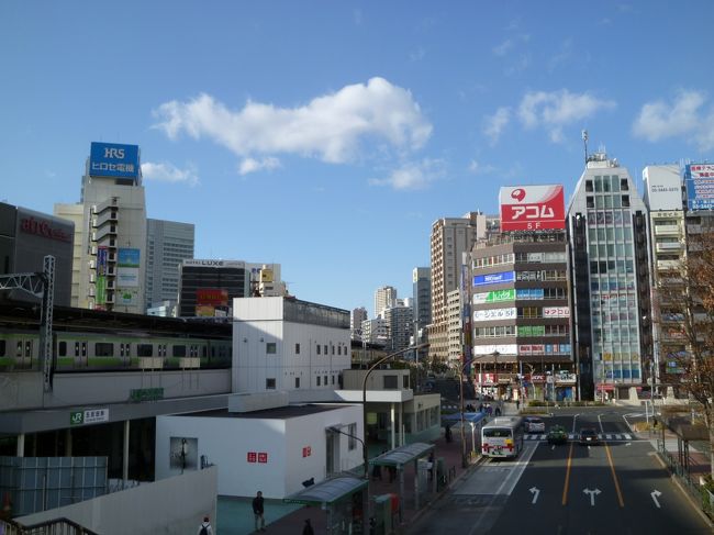 東京を紹介する観光ガイドブックからほとんど省かれてる街、五反田。<br />確かにこれといった観光名所はないし、渋谷や原宿のように垢抜けてるわけでもない。<br />さらに「夜の街」として歓楽街のイメージも付き纏う。<br /><br />しかし実際はTOC（東京卸売り市場、要は巨大なショッピングビルみたいなもの）があったり、池田山という都内有数の高級住宅街があったりと様々な表情を持つ街である。<br /><br />今回は五反田周辺をTOCから駅を通り池田山まで散策してみた。<br />※正月なので閉まってる施設が多少あったが、そこは大目に見ていただきたい。