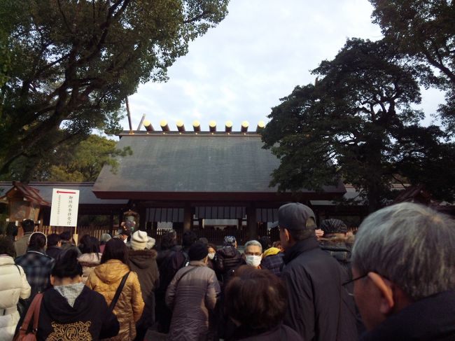 みなさん「明けましておめでとうございます」今年もよろしくお願いいたします！　<br />元旦の朝（８時３０分）のすがすがしい空気の中　２０１２年、毎年恒例の元旦初詣に今年もバスに乗り熱田神宮へ行ってきました。人出は若干去年より多いという感じでした。そして賽銭も紙幣が多くなっているようでした。本日のコースは「熱田神宮」〜お隣の「秋葉山」〜「大須観音」〜「栄」と回ってきました。（今回は不覚にもカメラの持参を忘れたため携帯電話で撮影したため画像が悪いのでご容赦ください）