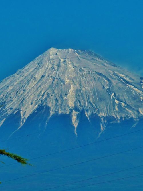 霊峰 富士山・冠雪＝気高さひとしお ☆東海道新幹線こだまの車窓