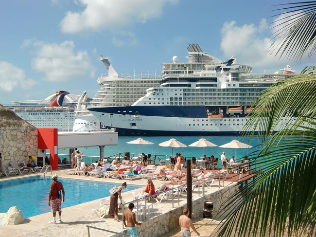 会員制リゾートクラブの世界的ネットワークであるRCIの海外交換を利用して、メキシコ・コスメルにある「エルシド・ラ・セイバ・コスメル」に１週間（７泊）滞在してきた。（１人旅）このホテルはカリブ海クルーズの豪華客船が発着する国際埠頭の隣に建っており、写真のような風景が楽しめる。一度に４隻もの豪華客船が停泊する様子は壮観である。客室はフルキッチン付きの１ベッドルーム（定員４名）で快適この上ない。１週間（７泊）宿泊してRCI海外交換利用料31500円は安い!<br />写真：客室のバルコニーから見たプールと豪華客船<br /><br />私のホームページ『第二の人生を豊かに―ライター舟橋栄二のホームページ―』に旅行記多数あり。<br />http://www.e-funahashi.jp/<br /><br />