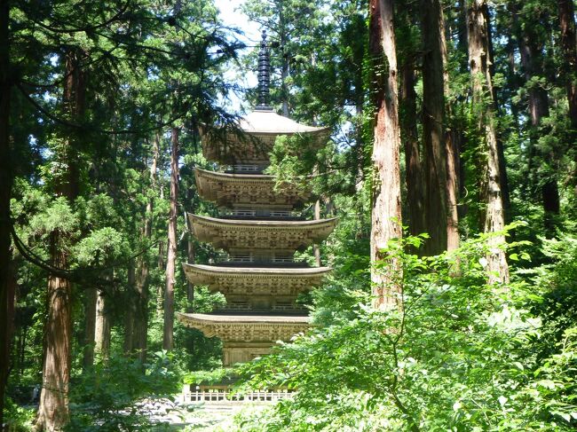 自宅から車を使い日帰りで行ける出羽三山は、子供のころに親に連れられて行ったことがありますが、その記憶も薄れてきたことなので、参拝に行きたいという気持ちは高まっていました。 <br /><br />もし晴れたら行こうというくらいの決め方だったのですが、朝が来てみれば天気は快晴。 <br /><br />慌ただしく出発したのでした。