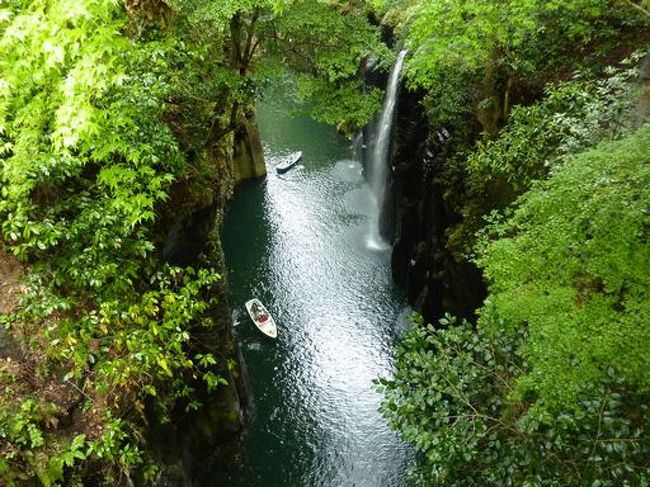 ２０１１のＧＷに鹿児島・宮崎を四泊五日の旅。<br />九州は福岡を中心に数回訪れていますが、南九州ははじめて。<br />これで、九州全県制覇できて、嬉しい。<br />九州は見所がいっぱい。<br />まだ観ていない場所はたくさんあるので、再訪したい土地ですね。<br />バリアフリー情報も少しですが、掲載しております。<br /><br />今回は3日目、霧島～高千穂～延岡までです。 <br />