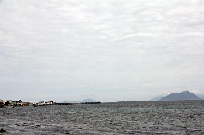  旅行を前にノルウエーのマップを購入。「凄い、この複雑な海岸線、島の数々、これって行くしかないだろう」と興味津々だった。まさにアトランティックロード、橋と島巡り。車の運転が好きな人には楽しい一日だと思う。<br /><br />いよいよ言うよりようやく Runde 島 へ上陸。<br />すでに午後１時近く、ここで何時もの台詞「思いのほか時間がかかったな〜」。<br />此処までの反省としては、おまけみたいな1日で出発時刻が遅かった、Ulsteinvik の工業団地は余分だったと言うかあまり良い眺めでは無かった。最初は Runde 島 で帰ろうとも思っていたのでしょうが無いか。<br /><br />9:35 にホテルを出発し、21:10 帰って着ました。<br /><br />ノールフィヨルド付近の official site<br />http://www.nordfjord.no/en/