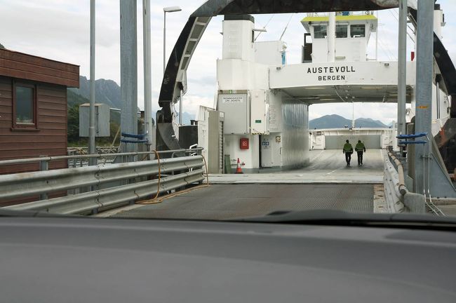  旅行を前にノルウエーのマップを購入。「凄い、この複雑な海岸線、島の数々、これって行くしかないだろう」と興味津々だった。まさにアトランティックロード、橋と島巡り。車の運転が好きな人には楽しい一日だと思う。<br /><br />Runde 島では不完全燃焼。<br />過酷な旅？ West Cape をめざしてドライブ。<br /><br />ノールフィヨルド付近の official site<br />http://www.nordfjord.no/en/<br />