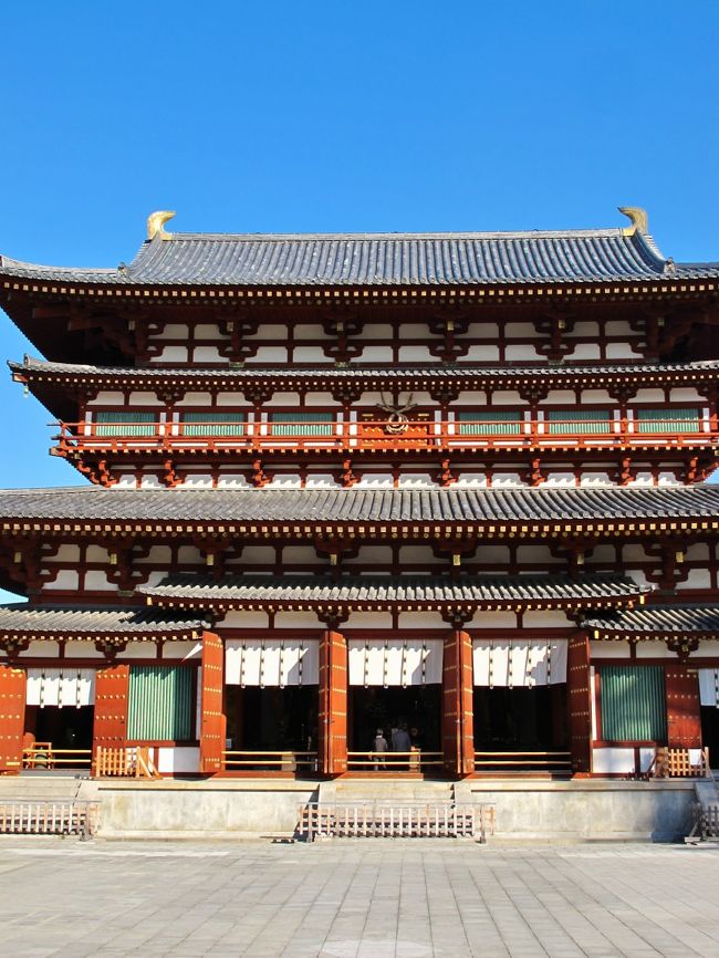 薬師寺(やくしじ)は、奈良県奈良市西ノ京町に所在する寺院であり、興福寺とともに法相宗の大本山である。南都七大寺のひとつに数えられる。本尊は薬師如来、開基(創立者)は天武天皇である。1998年(平成10年)に古都奈良の文化財の一部として、ユネスコより世界遺産に登録されている。<br /><br />薬師寺は天武天皇9年(680年)、天武天皇の発願により、飛鳥の藤原京(奈良県橿原市城殿(きどの)町)の地に造営が開始され、平城遷都後の8世紀初めに現在地の西ノ京に移転したものである。<br /><br />金堂−1976年の再建。奈良時代仏教彫刻の最高傑作の1つとされる本尊薬師三尊像を安置する。<br />大講堂−2003年の再建。正面41m、奥行20m、高さ17mあり、伽藍最大の建造物である。本尊の銅造三尊像(重文)は、中尊の像高約267センチの大作だが、制作時期、本来どこにあった像であるかなどについて謎の多い像である。大講堂の再建後、寺では「弥勒三尊」と称している。<br />(フリー百科事典『ウィキペディア(Wikipedia)』より引用)<br /><br />薬師寺については・・<br />http://www.nara-yakushiji.com/<br />