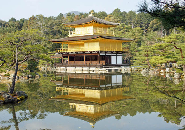 前夜、長年の友人と深夜遅くまで飲み明かしましたが、なんとか早起きしてイタリア・レストラン「トラットリア・ジョバーノ」での朝食バイキングに向かいました。<br /><br />この日は嵯峨野の湯豆腐屋さんで昼食をと考えていた以外は特に予定は決めておらず成り行き任せ。どうしようかと思っていると、友人の長男D君(小学3年生)が、最近歴史に興味を持ち始めたそうで、前日は銀閣寺を見てきたそうです。今度は金閣寺を見たいと言うので金閣寺に行くことにしました。<br /><br /><br /><br />なお金閣寺に関する説明分は、金閣寺入場の際にもらったしおりから引用しています。