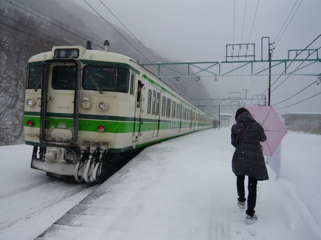 12月の3連休。日本海側は大雪ということで、18きっぷで新潟方面に向かいました。<br /><br />上野06:27<br />↓829M<br />高崎08:15<br /><br />高崎08:24<br />↓727M<br />水上09:29<br /><br />水上09:47<br />↓1733M<br />土合09:56<br /><br />土合10:16<br />↓1730M<br />水上10:28<br /><br />水上11:41<br />↓8737M<br />六日町12:41<br /><br />六日町14:42<br />↓1738M<br />水上15:43<br /><br />水上15:48<br />↓746M<br />高崎16:51<br /><br />高崎18:00<br />↓962M<br />上野19:44<br /><br />自宅⇒土合3,260円180.9キロ<br />土合⇒水上230円10.2キロ<br />水上⇒六日町950円52.7キロ<br />六日町⇒高崎1,890円111.8キロ<br />高崎⇒自宅1,890円111.6キロ<br /><br />合計8,220円　467.2キロ<br /><br />何もしないただ電車に乗っていただけの一日でした。<br />映画館で映画を見るのとあまり変わらない負担で、雪景色が楽しめました。<br />電車の中で決めたことは、１月の３連休の計画です。<br />３日間フルフルで移動しますので、残りの１８きっぷとオークションで購入した１８きっぷで周遊します♪<br /><br />2019.11.28加筆修正