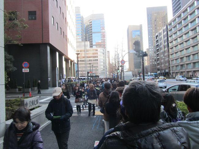 1月3日、午後2時半頃に第88回東京箱根間往復大学駅伝競走は終わり、観戦に来た人々は三々五々に移動していった。<br />当方は高島屋付近より移動し、約800m離れているゴール地点へ行った。　大会終了後も各大学では応援団の前で最後の締めくくりとして挨拶や反省会をしていた。　本部の方では大会の模様の実況中継終了後、大会のオフィシャルグッ等が販売されたり、各大学の旗の前で記念撮影していたりしていた。　午後3時前には号外が配られていたが約800m位の長さのものすごい人の行列でびっくりしたが、約20分近くまって号外を貰えた。　<br /><br /><br /><br /><br /><br />*写真は箱根駅伝の号外を貰うために出来た長蛇の列