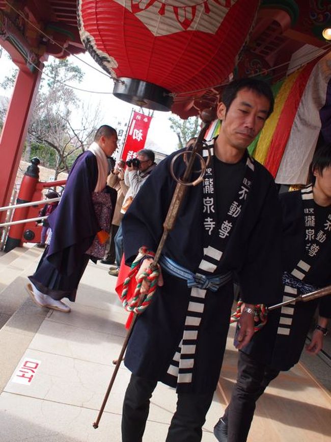 お正月に七福神巡りをする様になって7、8年。<br />家の近く(東京東部)はあらかた回ってしまったので<br />最近は少し遠出をしています。<br />今年の元旦は『元祖山手七福神』<br /><br />パンフレットなどには『江戸最初』と書かれていますが<br />江戸の最古は谷中七福神だった様な。<br />『最初』と『最古』で住み分けているのか、疑問のまま。<br /><br />また、『新宿山之手七福神』とも別物で、<br />目黒区・港区・品川区のエリアにある七福神です。<br />期間は1月1日〜7日まで。
