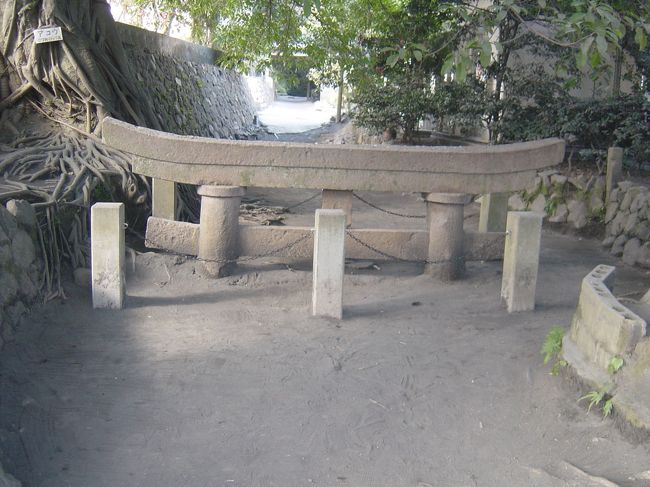 大正時代の大噴火で三分の二が埋まった鳥居噴火中の桜島