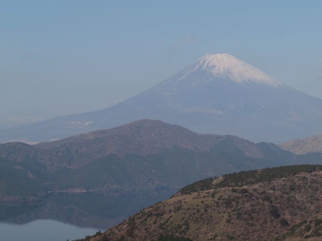 今回も年末年始を伊豆で過ごすことに。<br /><br />まずは、伊豆に向かう途中、トーヨータイヤ・ターンパイクの大観山ティーラウンジで休憩。<br /><br />実は、この時期、小田原料金所で「ツイッターを見た！」と伝えると、ラウンジの無料ドリンクチケットがいただけました ^^)<br /><br />では、その様子です。<br />