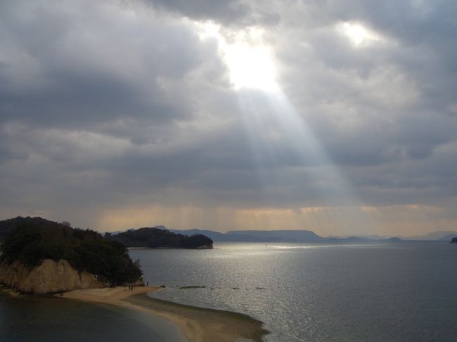 バイクで小豆島一周してきました。<br /><br /><br /><br />■移動記録<br />・国道250号線-国道436号線を経由して、姫路港へ。9時30分頃、着。<br /><br />9時45分発、小豆島急行フェリー・姫路2便（あずき丸）で小豆島福田港へ。11時25分、着。<br /><br />・県道26号線を経由して、土庄にあるオリーブ温泉へ向かう。<br />・残石公園の売店でお土産購入。<br />・山之観音へ寄り道。<br />・エンジェルロードへ寄道。<br />・土庄の観光案内所でお土産購入。<br />・「ます家」でしっぽくうどん<br />・オリーブ温泉へ<br />・国道436号線-県道29号線-県道246号線経由で福田港へ。<br /><br />19時30分発、小豆島急行フェリー・姫路7便（おりいぶ丸）で姫路港へ。21時5分、着。<br /><br />・国道436号線-国道250号線を経由して帰宅。