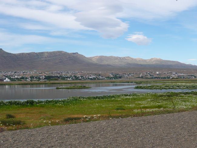 旅行２?５日目。<br />氷河観光の拠点となるエル・カラファテ（El Calafate）の街に滞在しました。街自体にさしたる見どころは見当たりません。<br /><br />＜旅程＞<br />【1日目(12/30)】<br />　中部14:25→成田15:30（NH340）<br />　成田17:00→ヒューストン13:40(CO6＝コンチネンタル航空)<br />　ヒューストン21:00→<br />【2日目(12/31)】<br />　→ブエノスアイレス(EZE)10:20（CO53）<br />　ブエノスアイレス(AEP)14:50→エル・カラファテ18:03（AR2874＝アルゼンチン航空）<br />　エル・カラファテ泊<br />【3日目(1/1)】<br />　エル・カラファテ観光<br />　ペリト・モレノ氷河観光<br />　エル・カラファテ泊<br />【4日目(1/2)】<br />　パイネ国立公園観光<br />　エル・カラファテ泊<br />【5日目(1/3)】<br />　エル・カラファテ11:28→ウシュアイア12:53（AR1892）<br />　ウシュアイア観光<br />　ウシュアイア泊<br />【6日目(1/4)】<br />　ティエラ・デル・フエゴ国立公園観光<br />　ビーグル水道クルーズ<br />　ウシュアイア20:55→ブエノスアイレス0:15（AR2872）<br />　ブエノス・アイレス泊<br />【7日目(1/5)】<br />　ブエノスアイレス8:00→コロニア・デル・サクラメント10:30（高速フェリー）<br />　コロニア・デル・サクラメント観光<br />　コロニア・デル・サクラメント17:00→ブエノスアイレス17:30（高速フェリー）<br />　ブエノスアイレス22:45→<br />【8日目(1/6)】<br />　→ヒューストン6:20（CO52）<br />　ヒューストン10:45→<br />【9日目(1/7)】<br />　→成田15:45（CO7）<br />　成田→中部（NH339）<br /><br />＜宿泊＞<br />・カラファテ：Hotel Bahia Redonda<br />・ウシュアイア：Hotel Ushuaia<br />・ブエノスアイレス：Hotel de las Americas