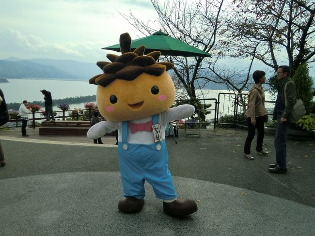 京都開催の 「国民文化祭2011」 の<br />小倉百人一首競技かるた大会に参加するついでに、<br />ゆかりの地で歌碑巡り。<br /><br />天橋立のゆるキャラ、かさぼうに遭遇♪<br /><br />〔第60首／小式部内侍〕<br />　大江山　いく野の道の　遠ければ<br />　　まだふみもみず　天の橋立