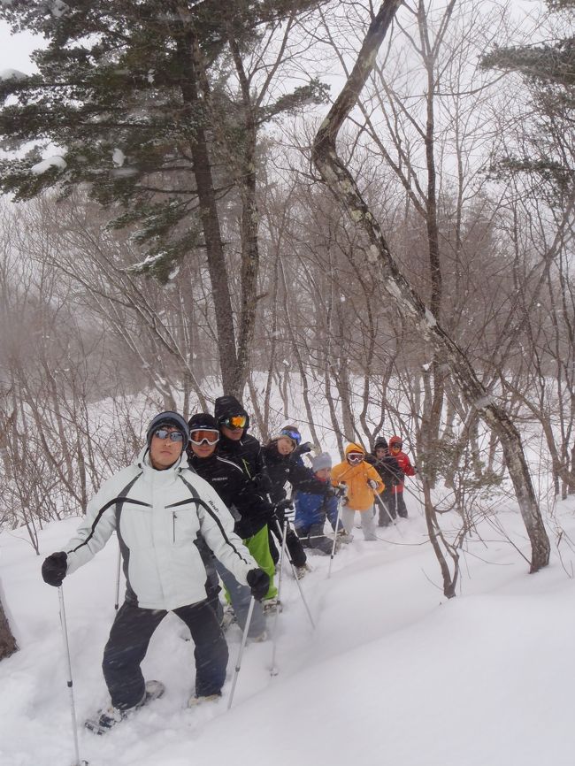 大人の雪遊びinみなかみは｢ｽｷｰ｣ではなく｢ｽﾉｰｼｭｰ｣です。<br />ﾗﾌﾃｨﾝｸﾞでお世話になったGO!さんと今回は親子3世代で参加されたﾌｧﾐﾘｰの方、総勢8名でのｽﾉｰｼｭｰ1dayﾂｱｰになりました。<br /><br />雪の森を自由に歩き回ってみませんか。<br />MAX Minakami Adventure X-plorer<br />http://www.max-raft.com