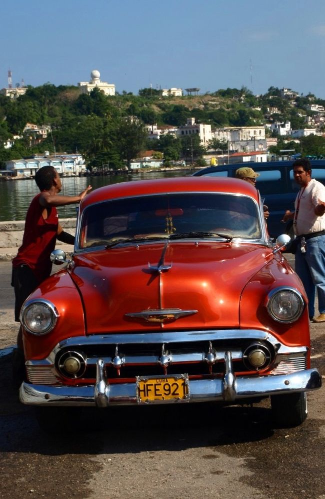 地球を半周して辿り着いた情熱の国　キューバ<br />カリブの真珠とも称され、ヘミングウェイが愛した常夏の島<br />町にはルンバやサルサの音楽が溢れ、世界中を感動の渦に巻き込んだ、ブエナ　ビスタ　ソシアルクラブの故郷<br /><br />ハバナの旧市街を歩くと、キューバに住む人々の息吹が聞こえてくる<br />子供達の笑い声、ポンコツ車のクラクションに物売りの声<br />ダイヤ.チャヴィアノが育ったハバナの下町<br />初めてなのに懐かしい<br />まるで心象風景のような世界がハバナの路地を歩くと見えてくる<br /><br />さあ、路地の向こうから聞こえてくるルンバの音を頼りに歩いていこう<br />見えないけれど　きっと見えてくる<br />なぜなら、ハバナの路地で出会うのは、もうひとりの自分自身に違いないから<br /><br />