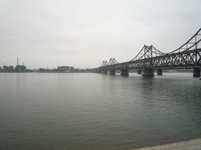 最近何かと話題になる遼寧省丹東市に行ってきました。丹東市には鴨緑江という川が流れていて、その対岸は北朝鮮の新義州市です。丹東には鉄橋があり、ご存じ金正日も何度もこの鉄橋を渡りました。私たちはさすがにこの橋を渡る勇気はありませんでしたが、鴨緑江の遊覧船に乗って、対岸までよく見える場所に行ったり、朝鮮戦争で米軍に爆破された断橋を見物したりしました。<br />韓国の板門店にも行きましたが、断然こちらのほうが未知なる国をよく見ることができます。（というか国境の緊張感ゼロ）　北朝鮮国境なんて怪しそう・・という感じですが、丹東市は非常に発展中で、川沿いの高層マンション群を見ると、東京の豊洲にでも来たのか。。みたいな感じさえします。<br />ぜひ皆さんも未知なる国を身に「丹東」へ行ってみてくださいね！！