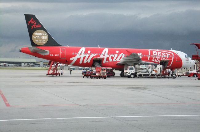 LCC(格安航空会社)エアーアジアが関空−KL(クアラルンプール)に就航したので早速チケットを購入し、クアラルンプールへ。そこからバリ島、ジャワ島へLCCを乗り継いで格安で旅をした。<br />滞在は、バリ島で10泊、ジャワ島で11泊、経由地のKLで5泊し全27日の旅だった。<br />バリ島では地元バリ人の経営するベラワビーチ近くのゲストハウスとウブドのビラで過ごし、ジャワ島ではジョグジャとソロを訪れ、ヒンドゥー教の聖地を訪れた。<br />合計金額は二人旅で一人約14万円。個人旅行ならではの格安費用。<br /><br />内訳は、<br />渡航費(関空-KL往復、サーチャージ・空港税、ビザ含む)29,914円<br />交通費(現地移動の航空運賃、鉄道、タクシーなど)35,238円<br />宿泊費(27泊、ソロ5つ星3泊、KL5つ星3泊含む)41,339円<br />食費20,218円、<br />観光(車チャーター代、入場料など)13,919円<br />合計140,628円。<br /><br /><br /><br /><br /><br />