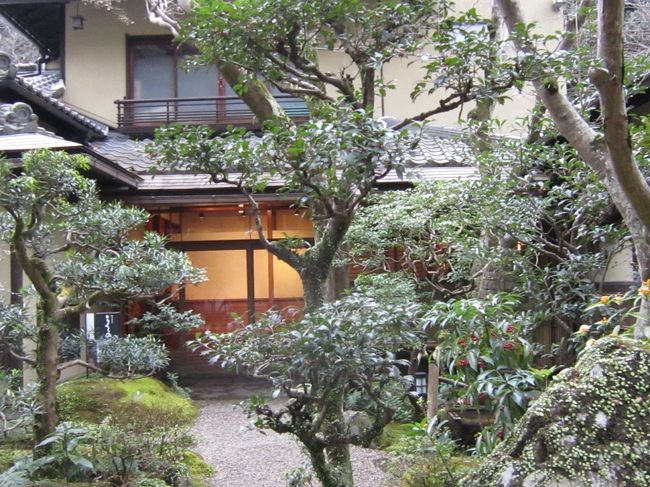 　子供たちが家内の古希の祝いを箕面公園内にある「一汁一采　うえの　箕面店」で開催してくれました。<br /><br />生憎離れ座敷しか取れず離れ座敷で昼食を楽しみました。