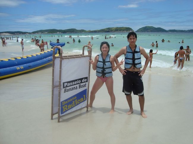 リオデジャネイロ州のリオデジャネイロ市とブーズィオ市の間に位置するビーチ、カボ・フリオ。<br />白い砂浜がまぶしすぎる、美しいビーチです。<br />水深が何メートル進んでも一向に変わらず、波が穏やか過ぎるぐらい穏やかで、子連れでも安心して遊べます。<br />ビーチと共存するリオデジャネイロ州に位置するお陰か、ビーチにレストラン、レジャー、屋台、何でも揃って便利です。<br />リオ、サンパウロのビーチの中では私にとってここがダントツナンバーワンです。